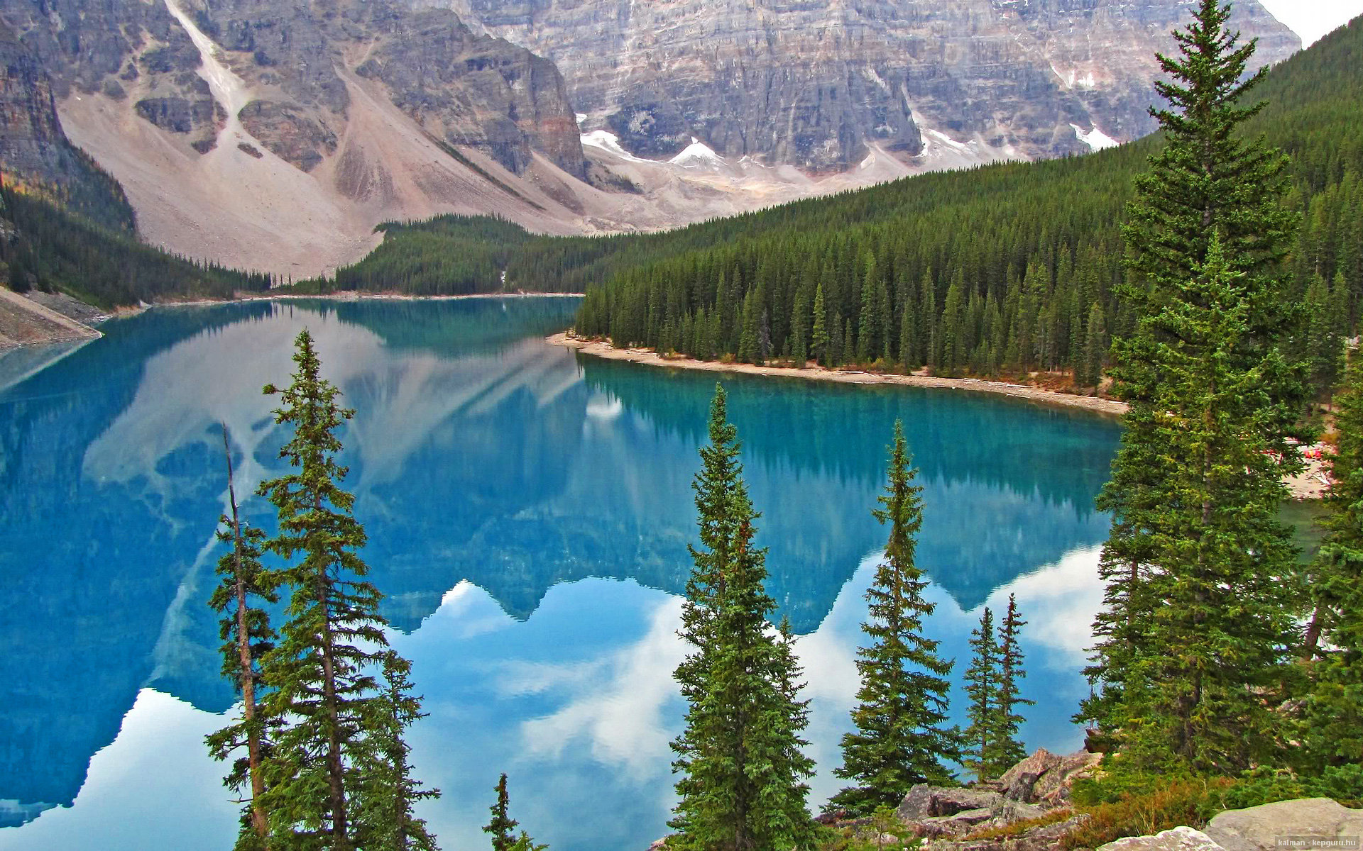 国足年度关键失误与比赛走势影响对比，国足总结失败 低估对手